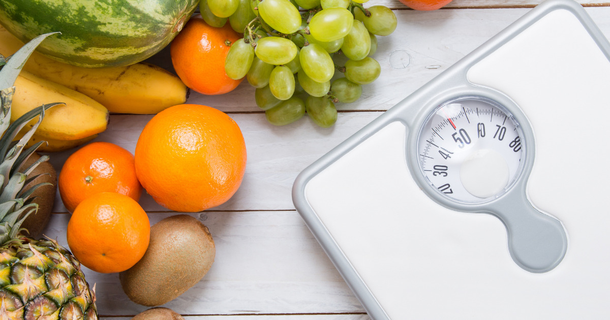 体重計と果物の写真