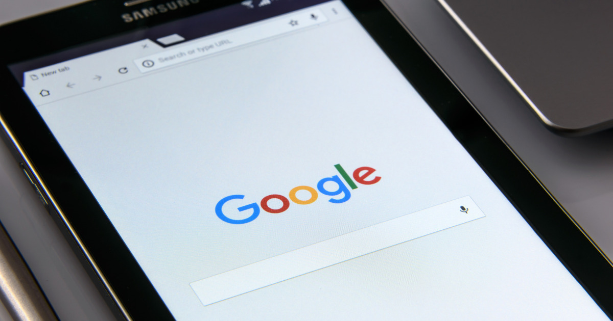 Googleの検索フォームが表示された携帯端末の写真